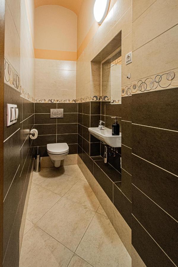Modern And Spacious Apartments In City Center Prague Exterior photo