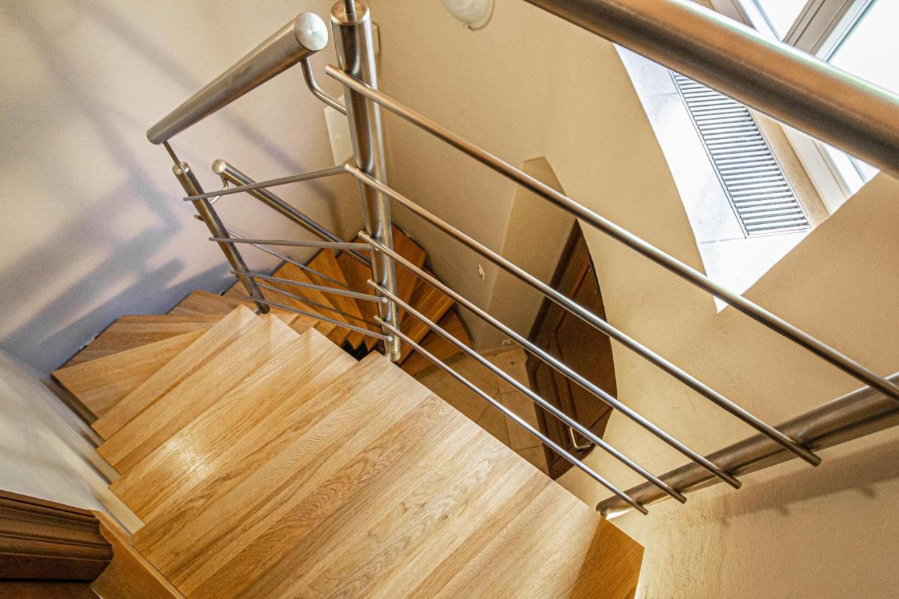 Modern And Spacious Apartments In City Center Prague Exterior photo