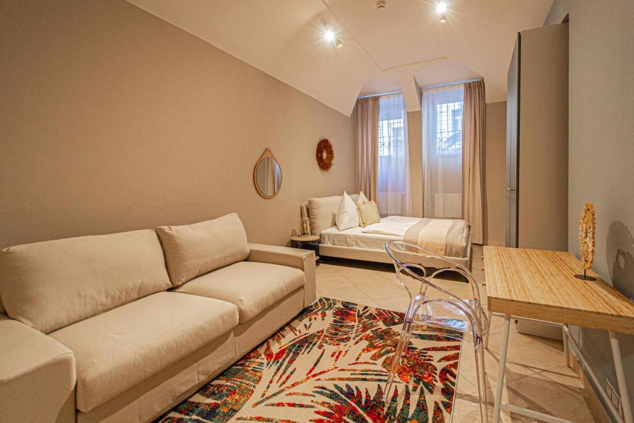 Modern And Spacious Apartments In City Center Prague Exterior photo