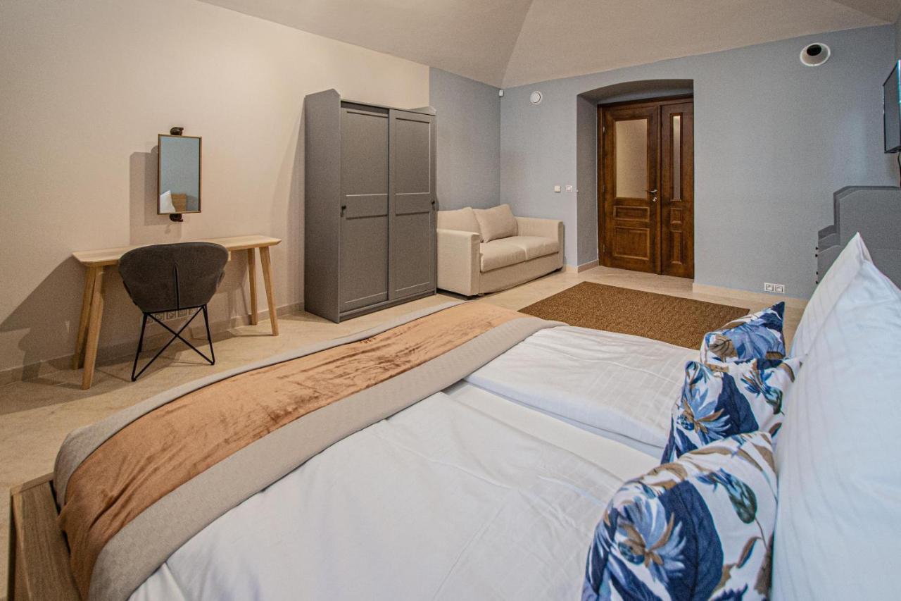 Modern And Spacious Apartments In City Center Prague Exterior photo