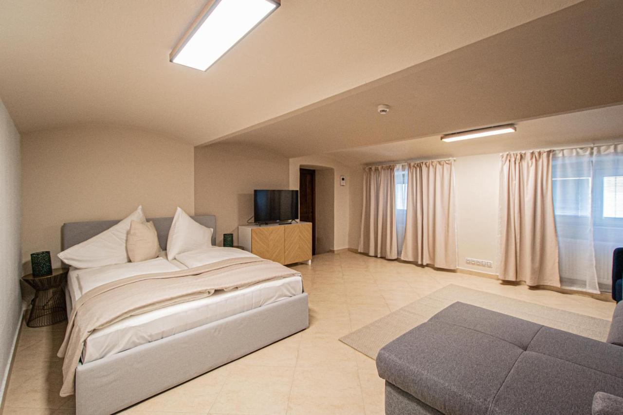 Modern And Spacious Apartments In City Center Prague Exterior photo